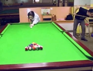 Ταλεντάρα «καθαρίζει» το τραπέζι με μια στεκιά! (βίντεο)